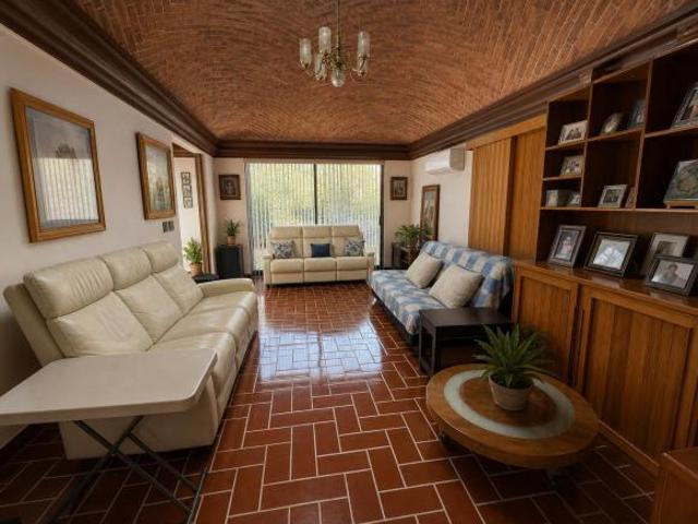 CASA EN VENTA/RENTA EN JURICA DE 4 RECAMARAS, 2 EN PB