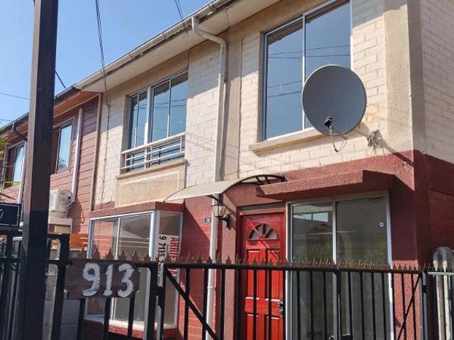 Casa en Villa Nueva Extremadura, frente plaza, Arriendo