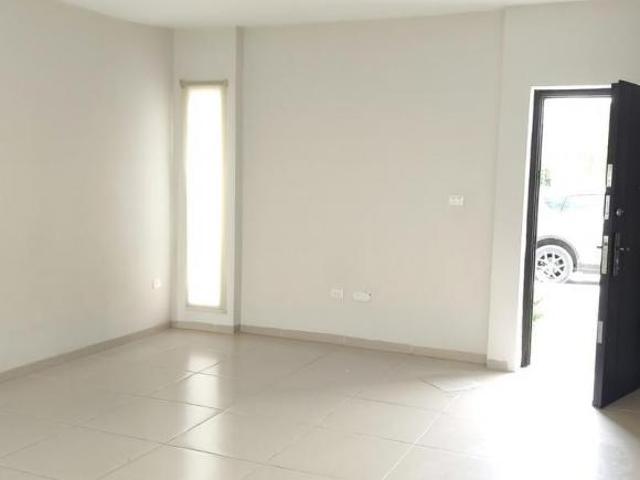 CASA EN VENTA CON TERRENO EXCEDENTE PRIVADA CANTERA