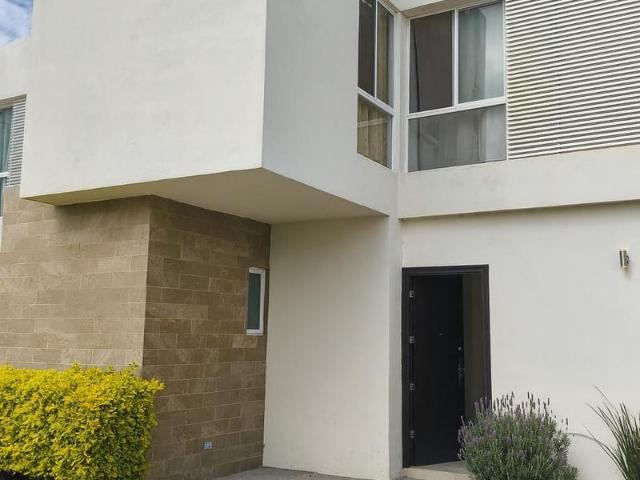 CASA EN VENTA CON TERRENO EXCEDENTE PRIVADA CANTERA