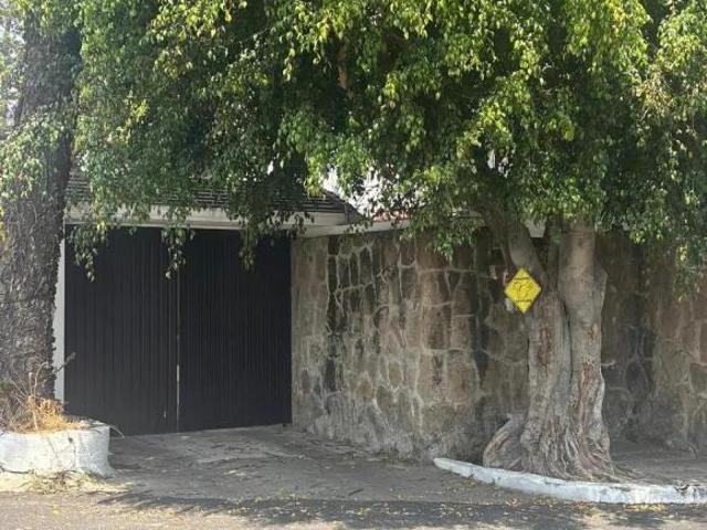 Casa en Villa Universitaria | Ideal para oficinas O remodelación