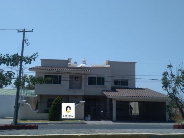 AMPLIA CASA EN VILLAS DE IRAPUATO CON JARDÍN
