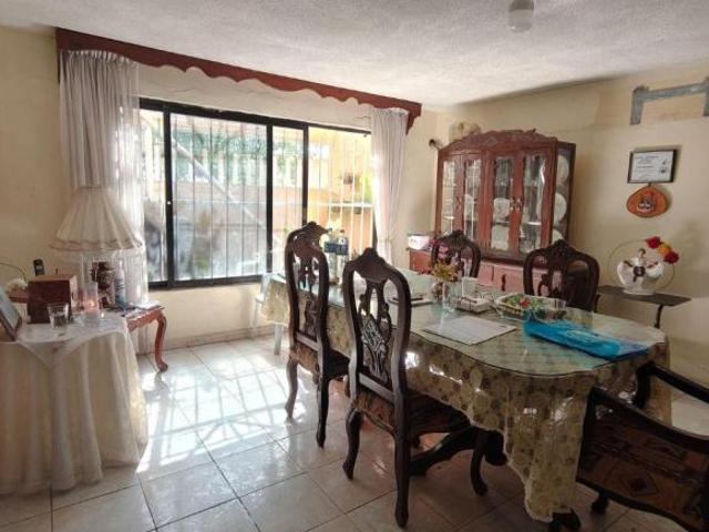 CASA EN VISTA MAR ALREDEDOR DE ESCUELAS Y COMERCIOS