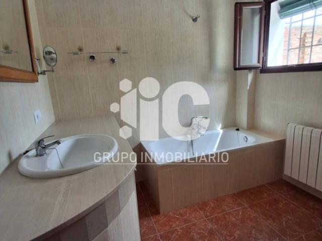 CASA EN ZAMORANOS, CON PATIO ENORME