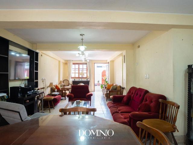 Casa en zona comercial