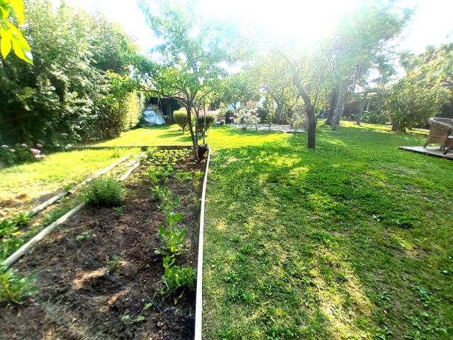 CASA EN 1.000M2 Y HERMOSO JARDÍN