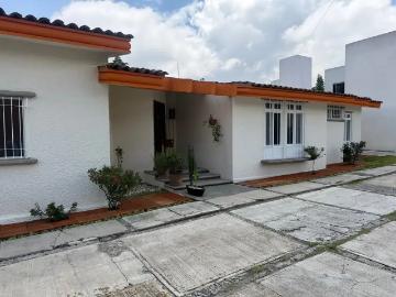 Casa en 1 nivel, con jardín amplio en xilotzingo, estilo mexicano