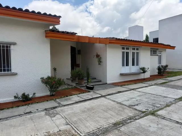 Casa en 1 nivel, con jardín amplio en xilotzingo, estilo mexicano