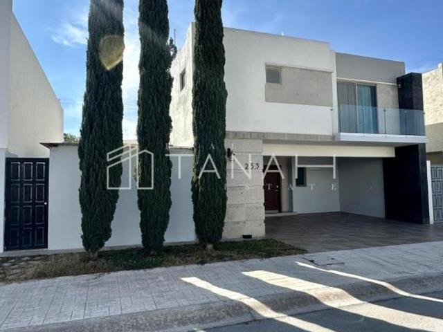 Casa Equipada en Venta en Misiones VII | Amplio Jardín | Precio Negociable | Saltillo
