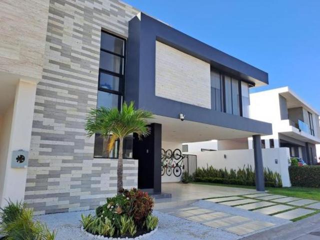 Casa Equipada en Venta en Exclusivo Residencial Punta Tiburón