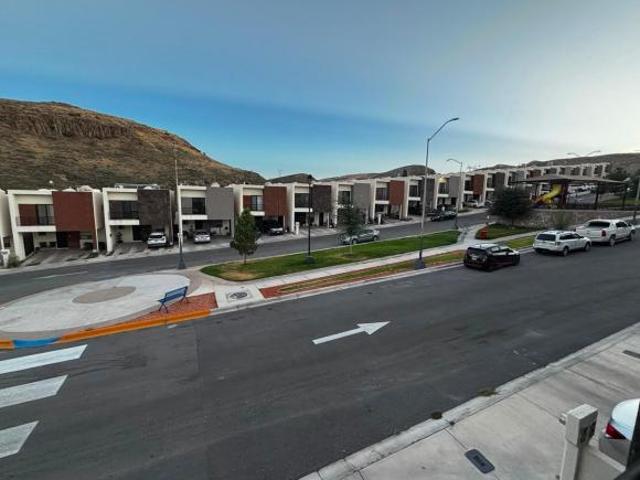 CASA EQUIPADA EN VENTA FRENTE A PARQUE – VIÑEDOS, CHIHUAHUA