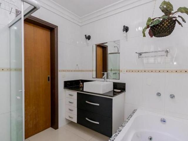 Casa Espaçosa no Jardim Popular – 3 Quartos, 2 Vagas e 3 Banheiros
