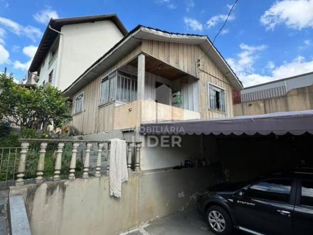 Casa Espaçosa no Pilarzinho Oportunidade Única!