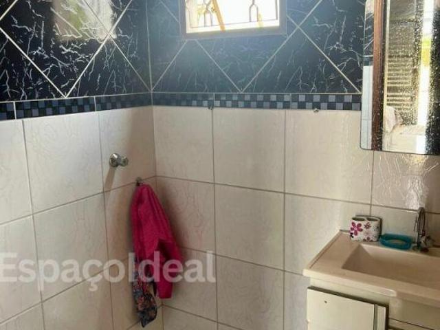 Casa espaçosa com 2 suítes em bairro tranquilo