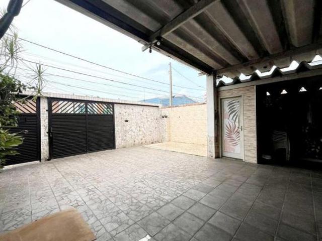 Casa espaçosa com 3 dormitórios, À VENDA, no Estuário