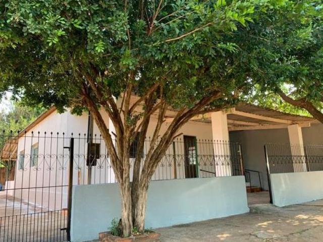 Casa espaçosa com 3 quartos, varanda e quintal