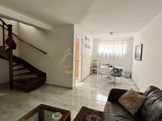 Casa espaçosa com área gourmet e excelente iluminação natural