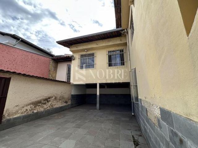 Casa espaçosa com barracão e suíte com banheira no Imbaúbas