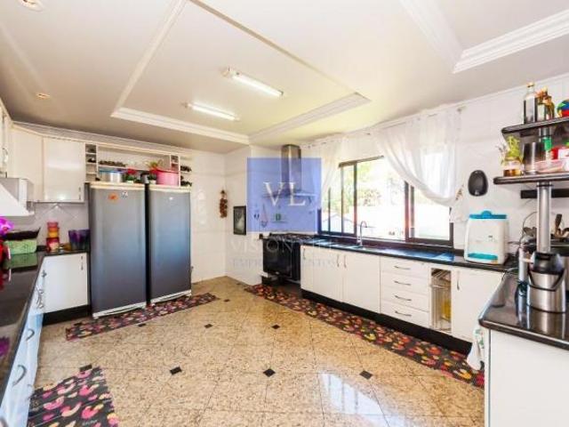 Casa Espaçosa com Piscina à Venda no Bacacheri 416m² Privativos em Terreno de 550m²