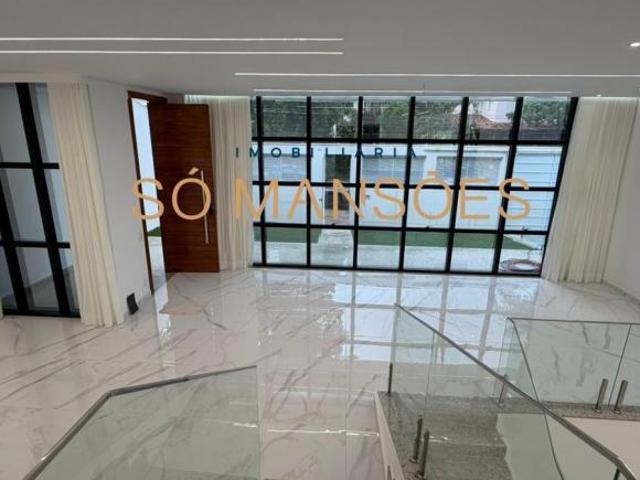 Casa Espaçosa de 296 m² à Venda com 4 Suítes e Spa no Belvedere, Belo Horizonte MG