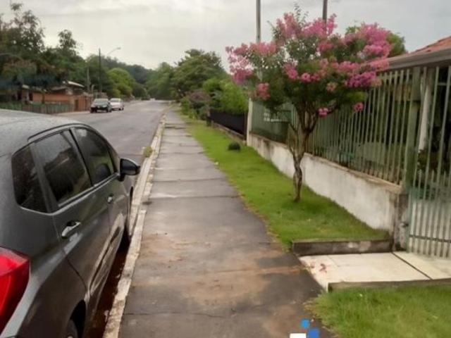 Casa espaçosa e tranquila em Romeópolis, Arapuã PR: 2 quartos, 3 salas, 1 banheiro, 2 vagas de garag