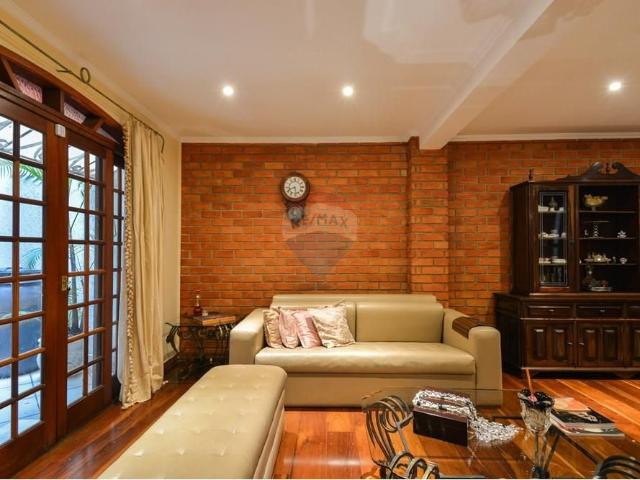 Casa espaçosa em condomínio fechado com área gourmet e 3 vagas de garagem!