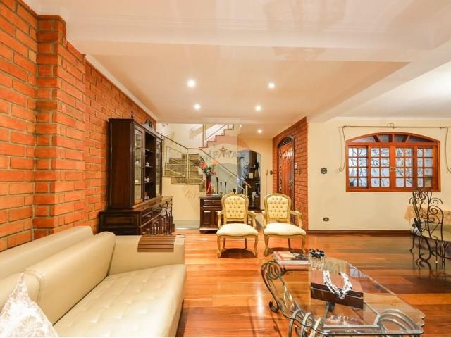 Casa espaçosa em condomínio fechado com área gourmet e 3 vagas de garagem!