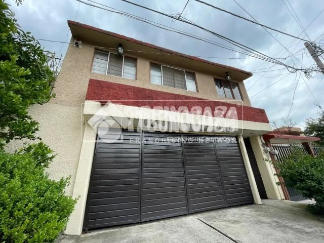 Casa espaciosa en Santa María Tomatlán, Iztapalapa con excelente ubicación