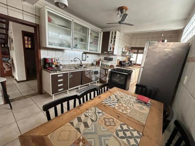 Casa especial com três dormitórios, pátio com piscina, completo lazer