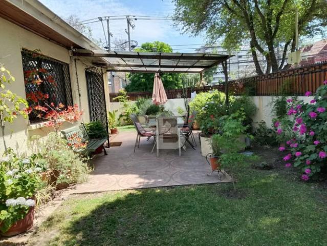 Casa Esquina 256m²: Ideal Comercial. 4 dormitorios por 10900.00 en Las Condes