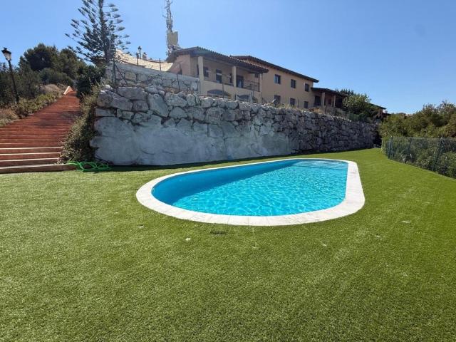 Casa esquinera con vistas al mar y lista para vivir