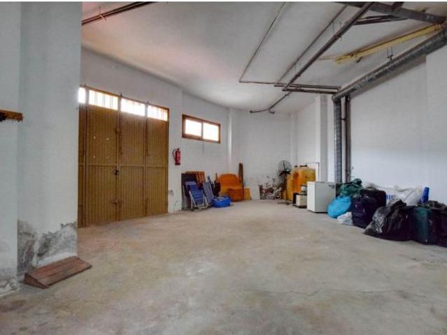 Casa esquinera de 343 m² con terraza y almacén en el centro de Betxí