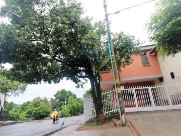Casa esquinera de dos pisos en el barrio en el barrio el altico