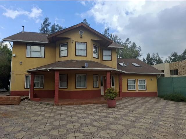 Casa Estilo Americana. 1000/300 M2. Gran Patio Y Piscina