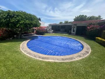 Casa estilo hacienda dentro de privada con portón eléctrico en Calzada de Los Reyes