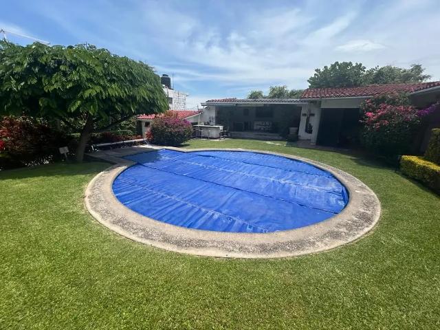 Casa estilo hacienda dentro de privada con portón eléctrico en Calzada de Los Reyes