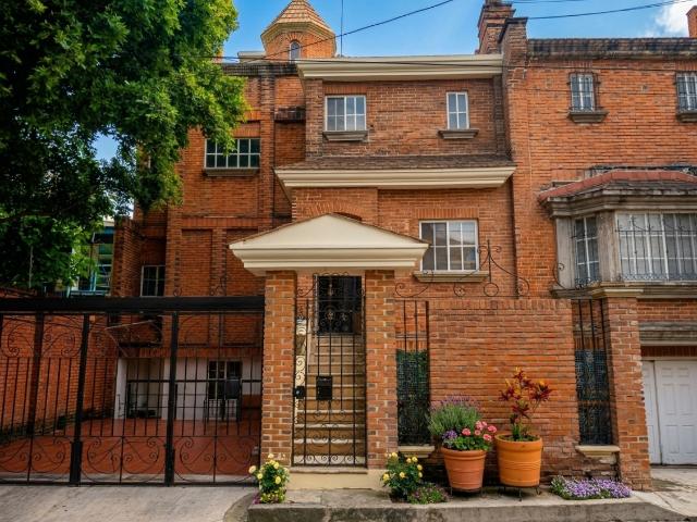 Casa Estilo Inglés en Vista Hermosa, Cuernavaca | Jardín, Terraza y Vistas Panorámicas
