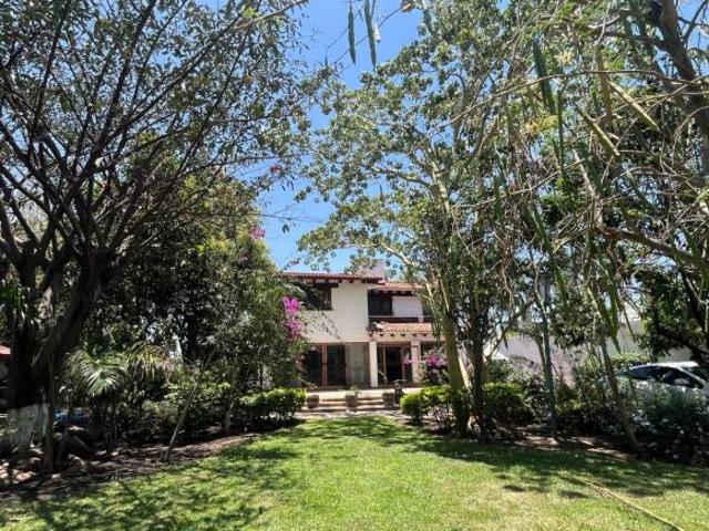 Casa estilo mexicano con gran jardín y alberca