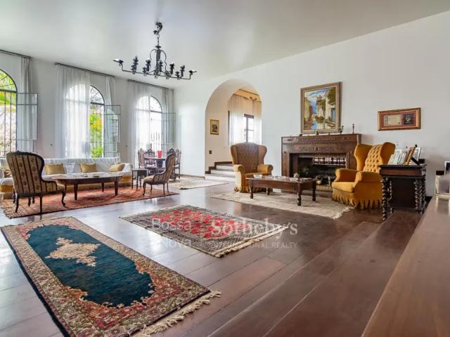 Casa estilo neoclássica em rua arborizada