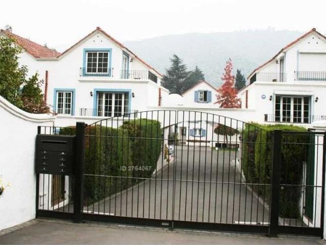 Casa estilo provenzal en entorno precordillerano