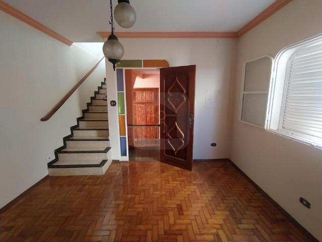 Casa estilo sobrado para locação no bairro Cazeca