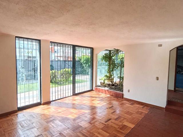 Casa Familiar con amplio jardín