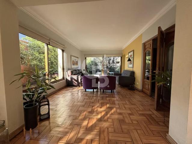 Casa familiar con amplios espacios en La Reina. 5 dormitorios por 18500.00 en La Reina
