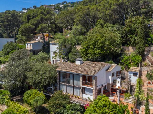 Casa familiar con estudio independiente en Sa Riera 256m² Begur