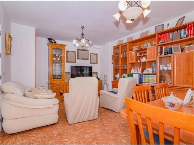 “Casa familiar con gran patio, placas solares y cochera doble en Alomartes”