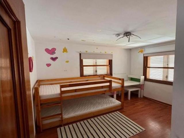 Casa Familiar con Piscina Privada y Jardín en Tabaiba