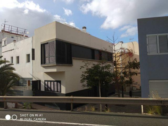 Casa familiar de tres plantas en Costa Ayala – Las Palmas de Gran Canaria