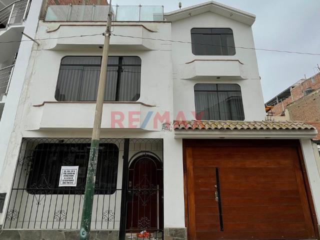 Casa Familiar De 3 Pisos En Surco – Urbanización Segura Y Tranquila