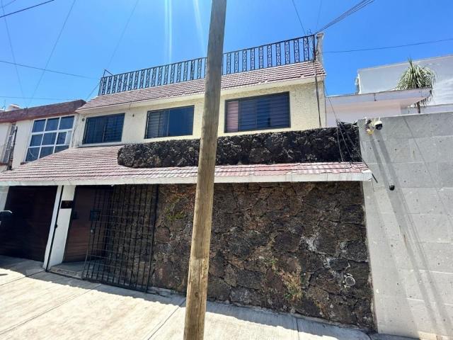 Casa familiar de 3 rec. en cerrada de Col. Sinatel, Iztapalapa