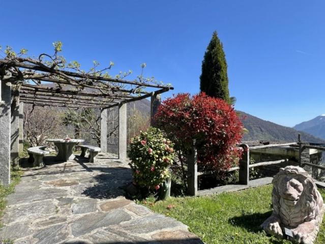Casa Felicità, ganzjährige Sonnenlage, schöner Garten, eigener Weinberg, 4 Parkplätze und moderner Lift